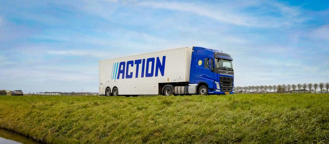 Vrachtwagen van Action op een landweg in Nederland