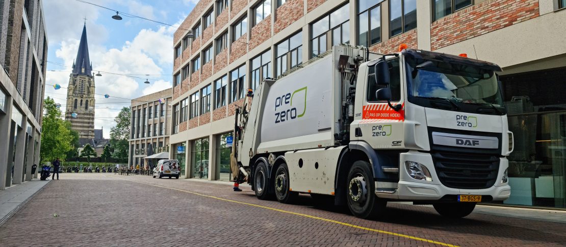 PreZero-inzamelwagen geparkeerd voor de vestiging van Alert in Sittard