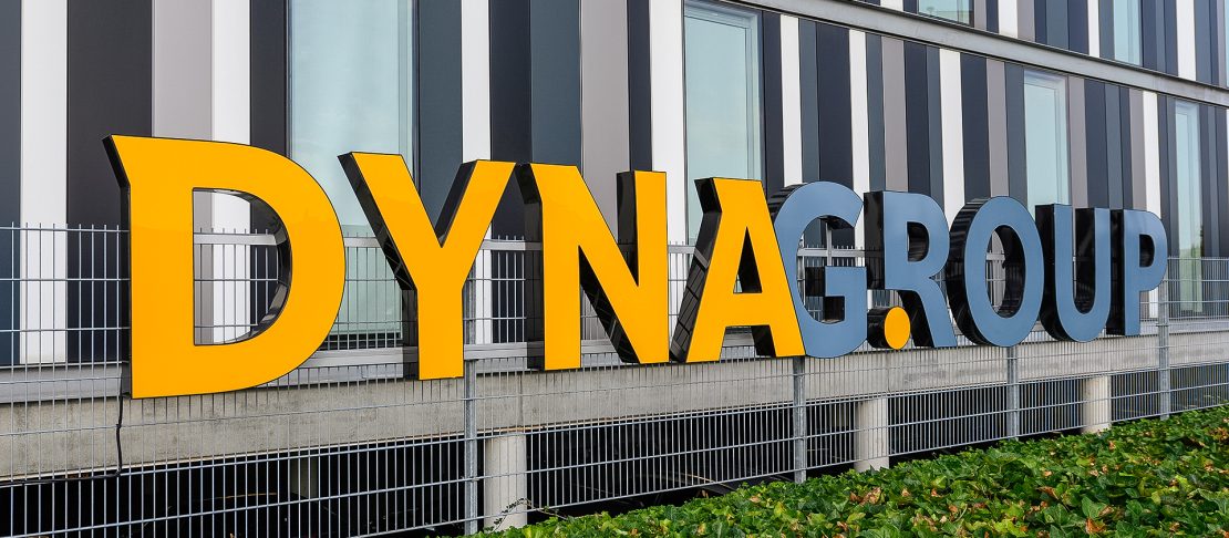 Gevel met het logo van DynaGroup bij het hoofdkantoor